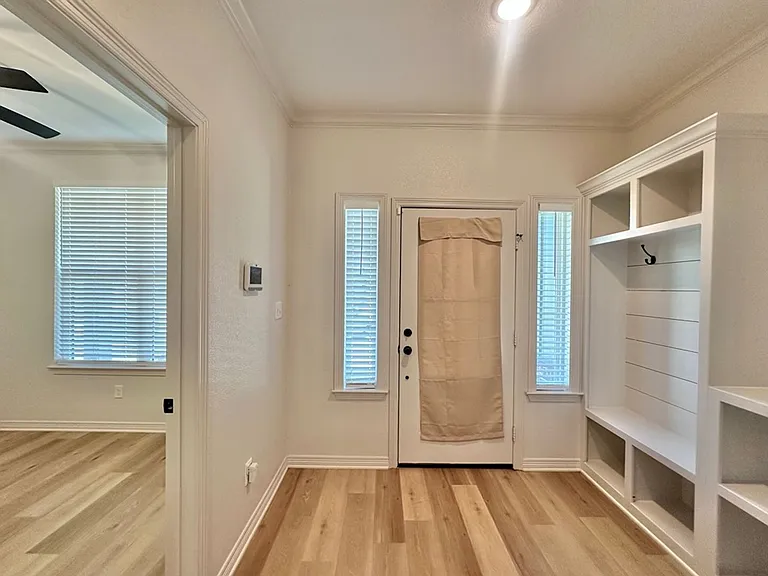 3076 Royal Garden Rd — Photo 3