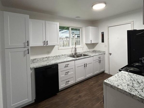 2 3rd St W, Chinook, WA 98614
