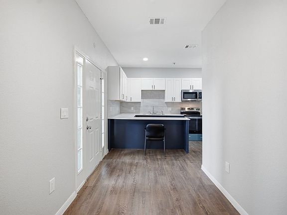 4th image of 611 Carpenter Ave Suite 201