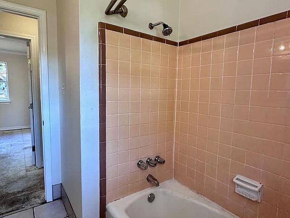 5th image of 906 Twinbrook Ave
