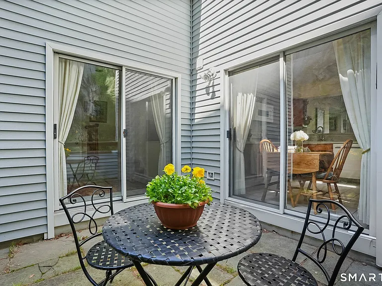 37 Wilton Crst #37 — Photo 14