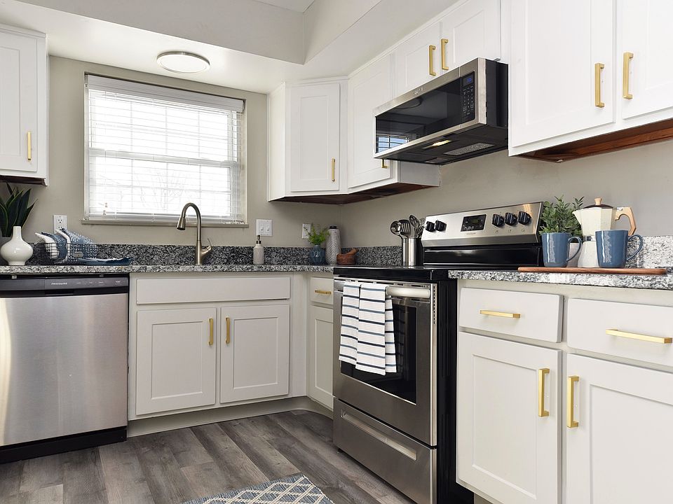 Experience the sleek elegance of this modern kitchen, designed with style and functionality.
