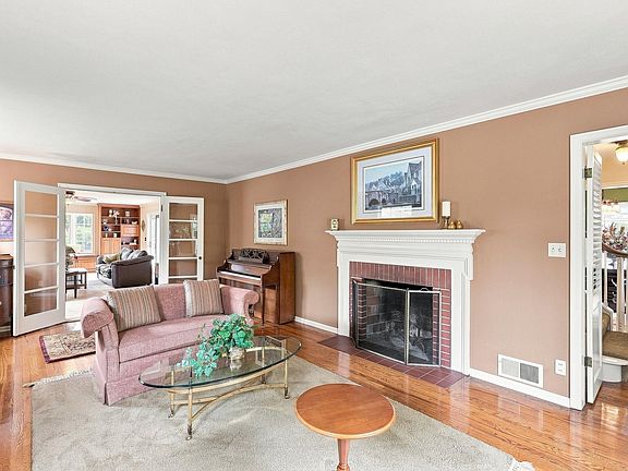 4th image of 515 E High Dr