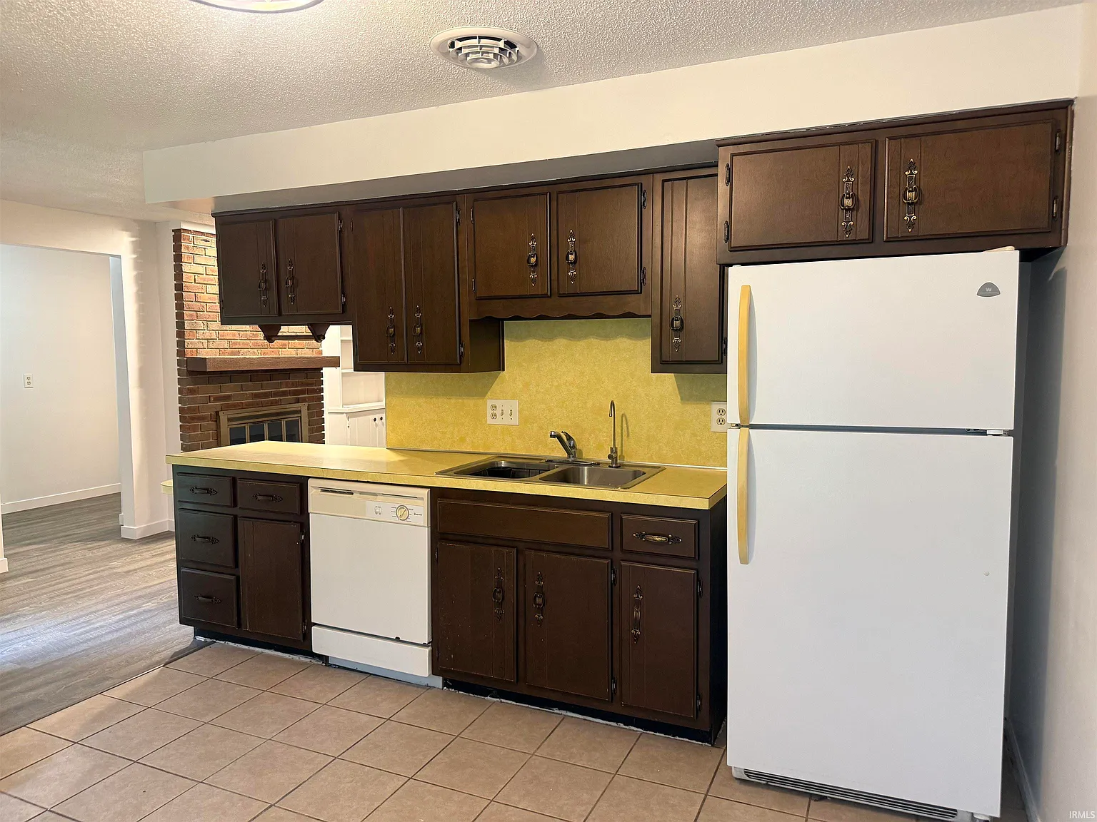 3 bed, 2.0 bath, 1402 sqft, $2,000 — Photo 4