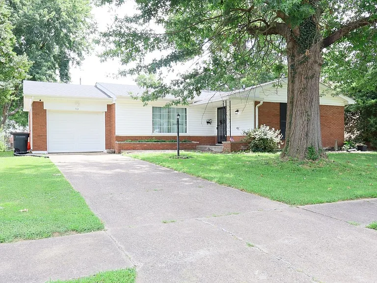 712 Plaza Dr — Photo 1