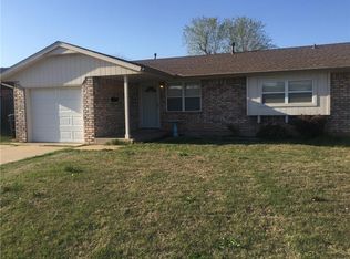 621 SW 10th St, Moore, OK 73160