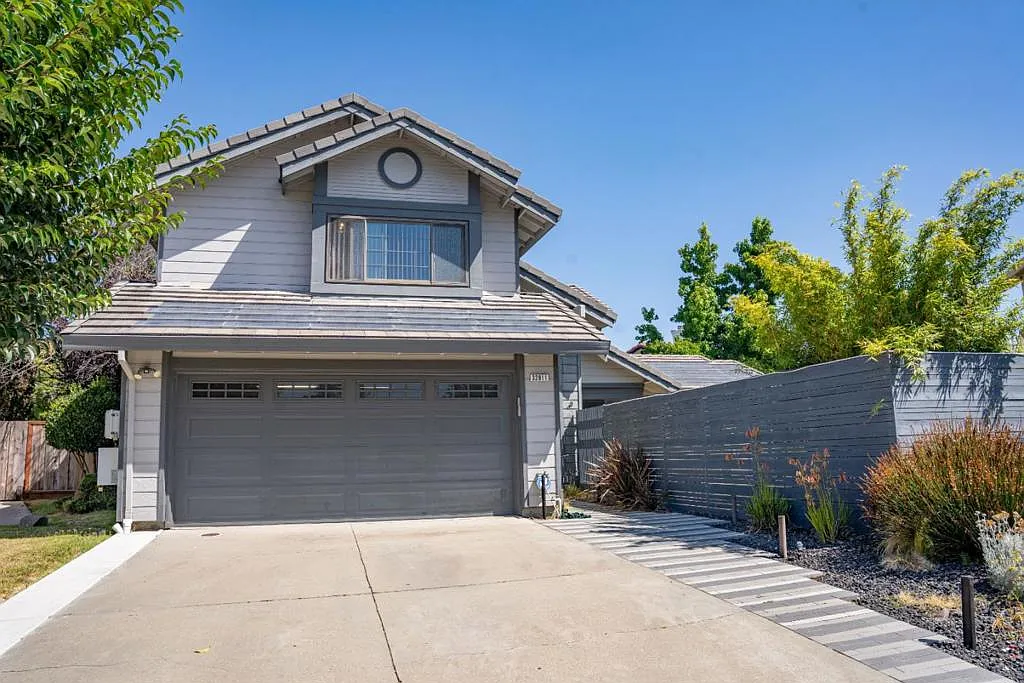 4 bed, 2.5 bath, 2121 sqft, $4,900 — Photo 1
