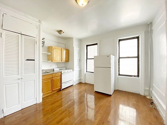 4th image of 540 Manhattan Ave APT 2L