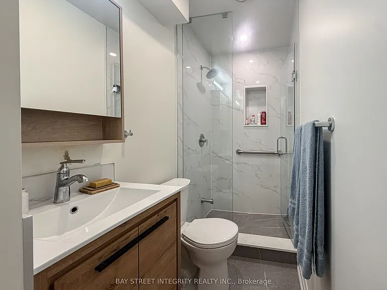 598 Crawford St #LANEWAY — Photo 11