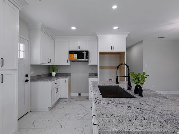 5th image of 1099 N Comal