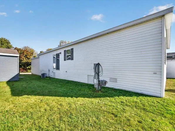 1037 Cambry Cir #102, Grass Lake, MI 49240