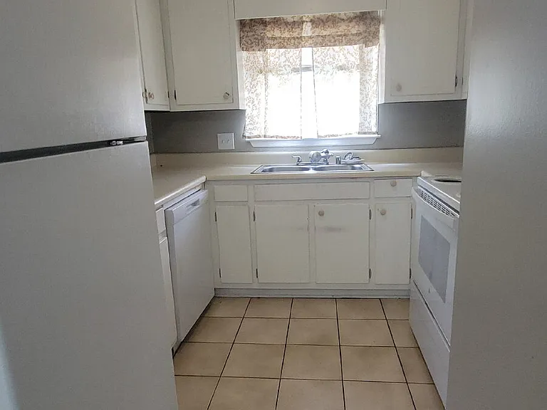 1502 Barrington Rd NW #B — Photo 6