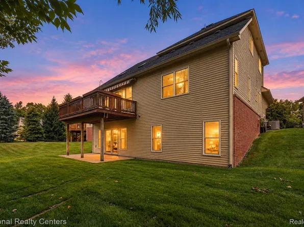5590 River Park Ct, Waterford, MI 48327