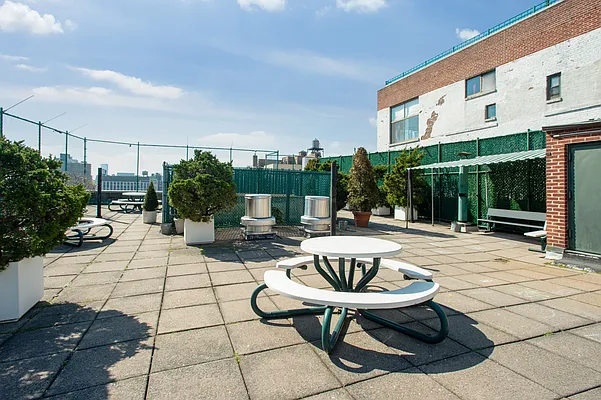 Rented by Julien Aractingi, LREB | media 19