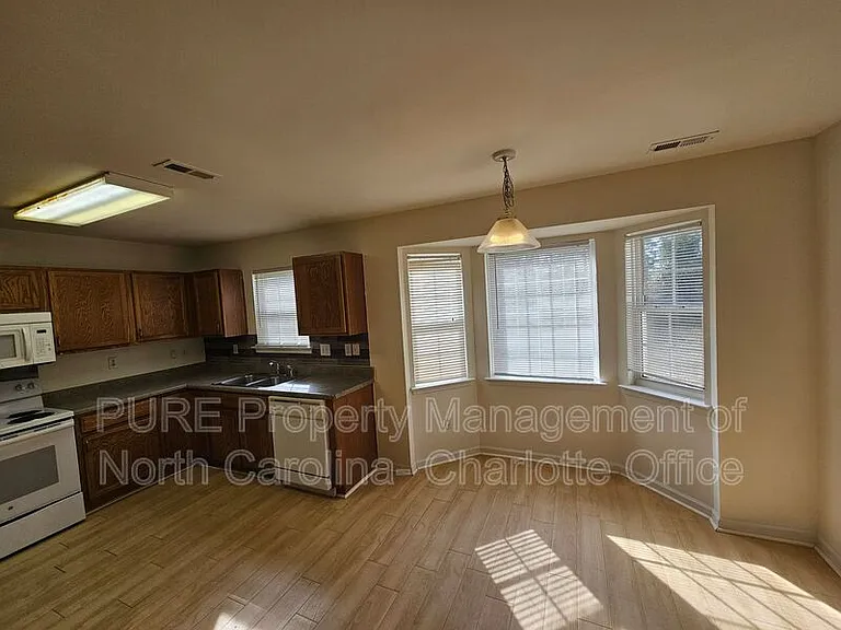 4423 Cades Cove Dr — Photo 10