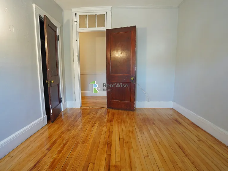 90 Cypress — Photo 11