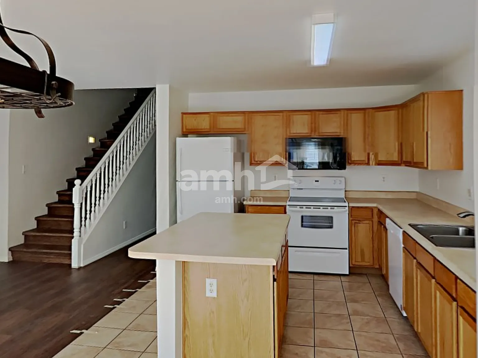 4 bed, 3.0 bath, 2470 sqft, $2,350 — Photo 3