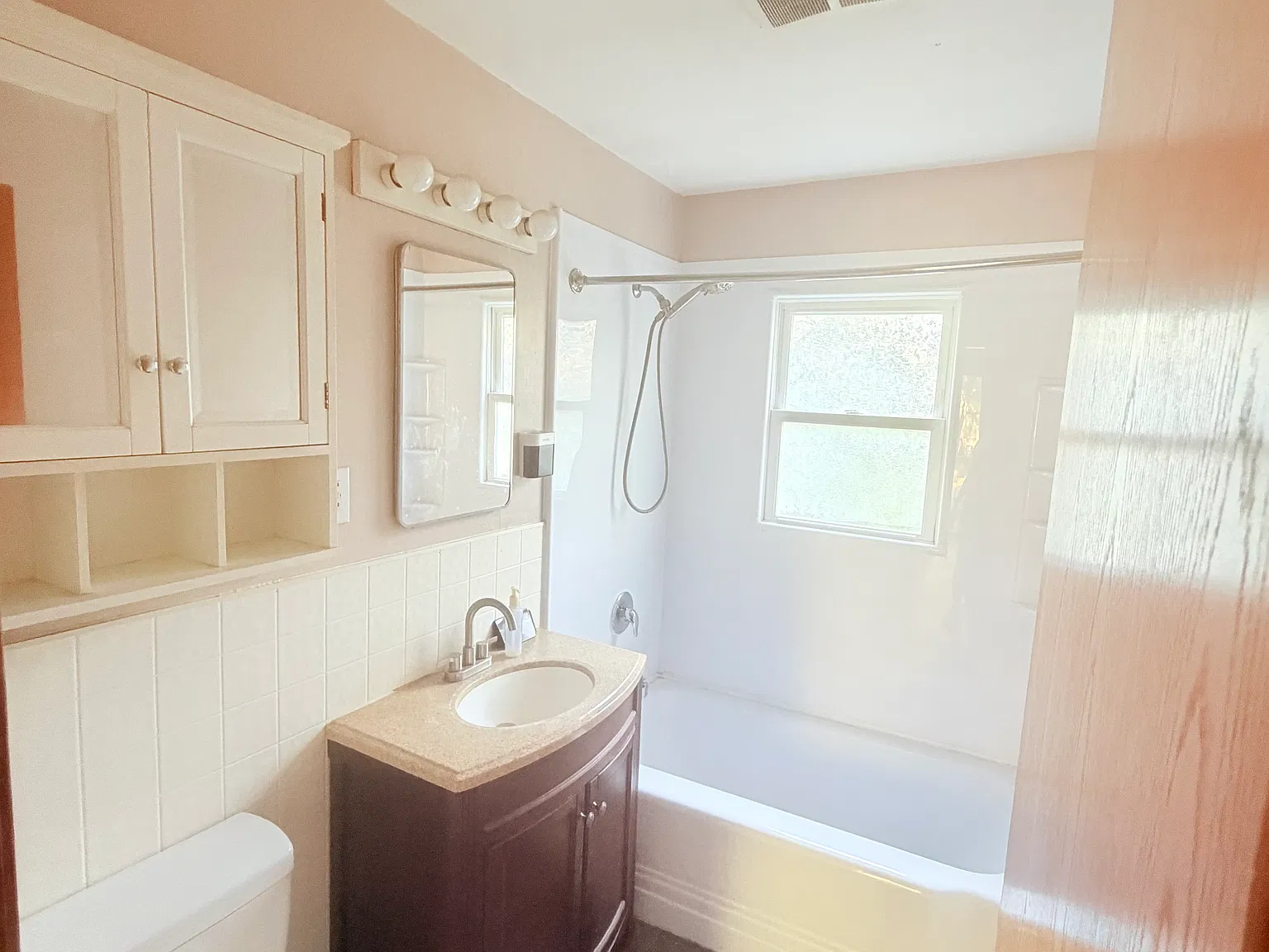 3 bed, 960 sqft, $1,200 — Photo 3