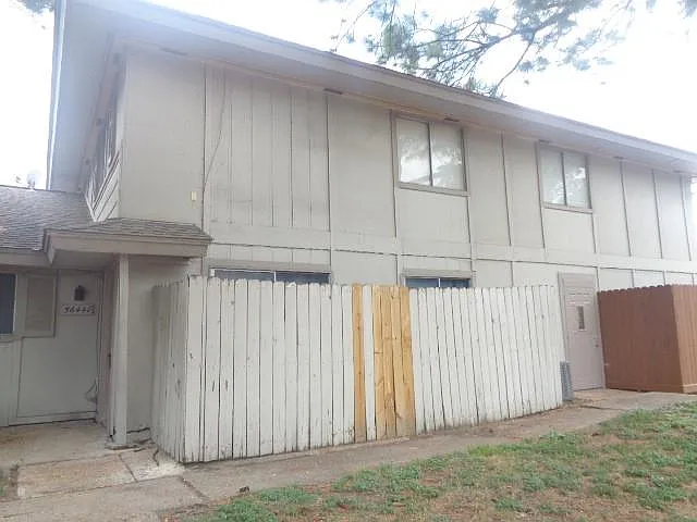 2 bed, 1.5 bath, 968 sqft, $800 — Photo 2