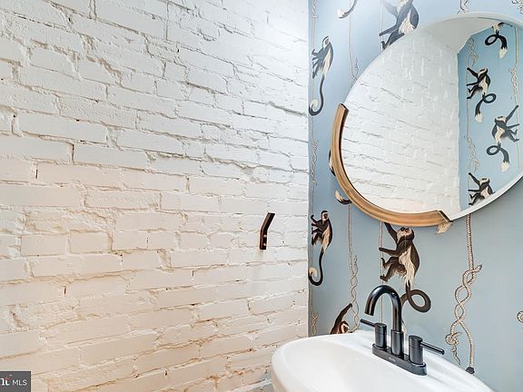 5th image of 1135 C St NE