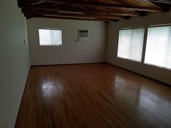 Large living room with fireplace 