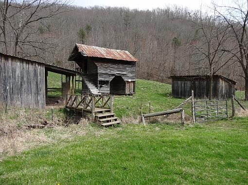 4th image of 383 Vivian Ln