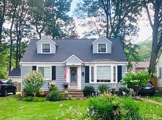 569 Huntmere Dr, Bay Village, OH