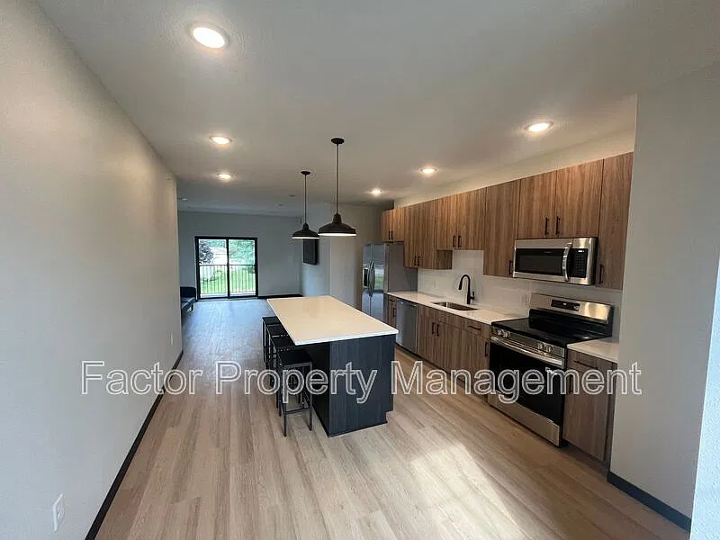 4 bed, 2.0 bath, 1358 sqft, $2,716 — Photo 4