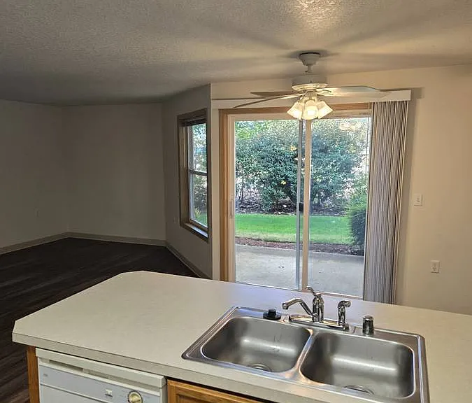 1004 SE Park Crest Ave #A04 — Photo 5