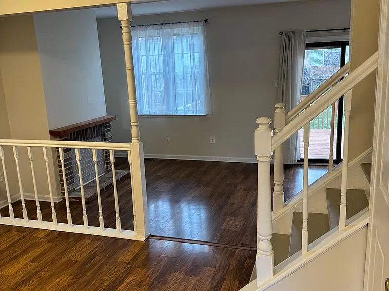 204 Livingston Ct — Photo 3