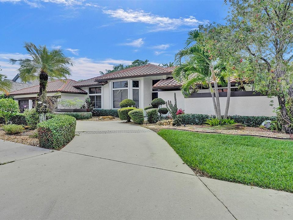 1st image of 375 Alexandra Cir