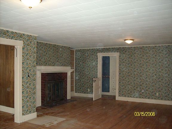 fireplace,hardwoodfloors