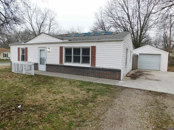 2249 SW Winterwood Ln, Topeka, KS 66614