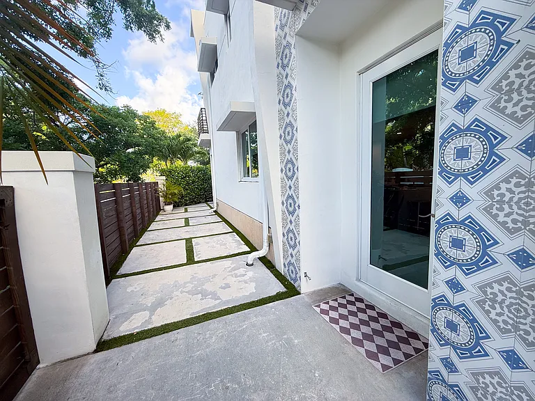 590 SW 6th Ave — Photo 15