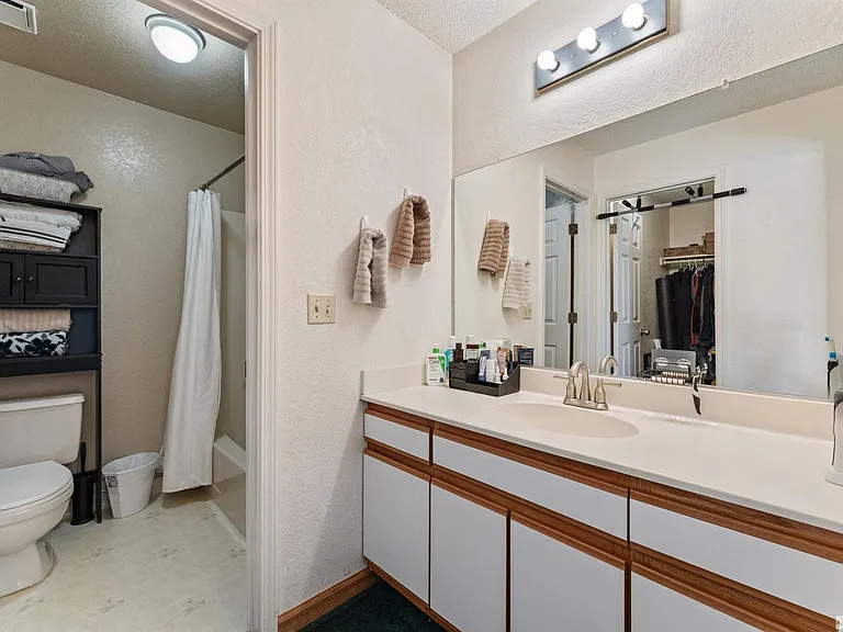 1380 Patricia Dr — Photo 25