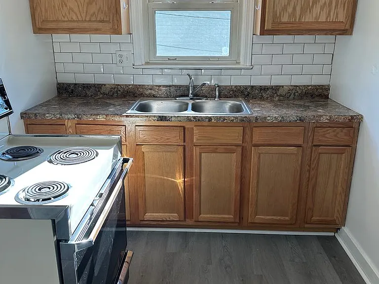 1652 Roosevelt Ave — Photo 8