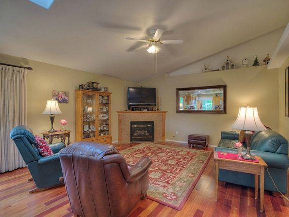 4th image of 1324 23rd Street Pl NW