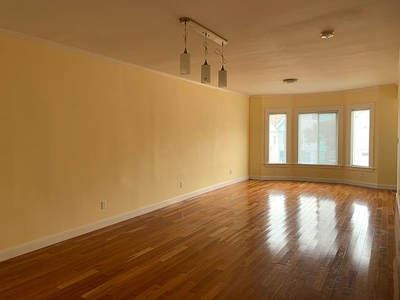4th image of 1015 Capitol Ave