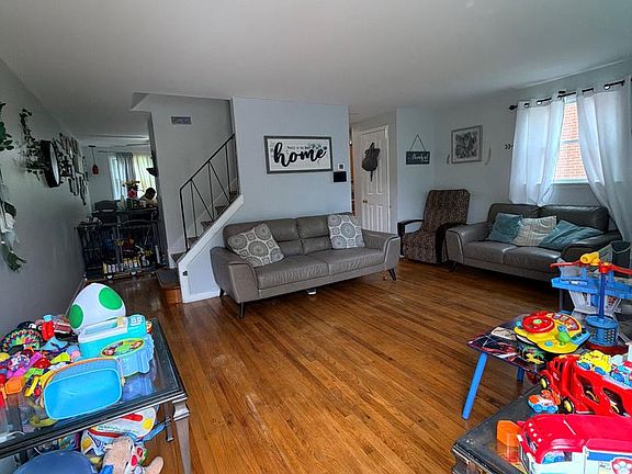 3rd image of 616 N Dupont Rd