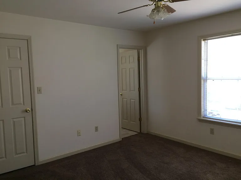 1168 Ashford Ln — Photo 7