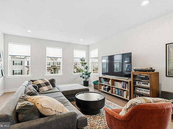 5th image of 150 Larrabee Way