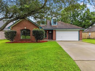 111 Jamestown Ave, Clute, TX 77531