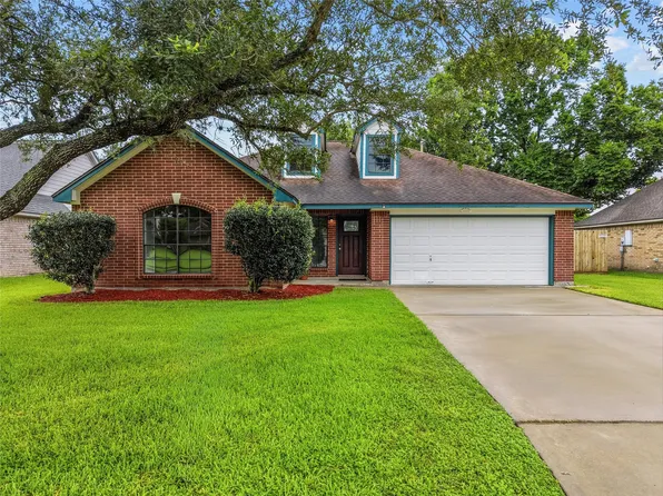 111 Jamestown Ave, Clute, TX 77531