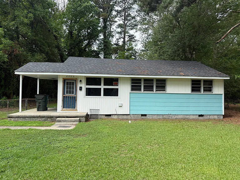 2206 Hawthorne Ave — Photo 2