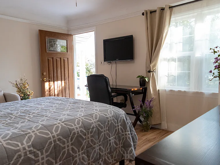 2321 Las Colinas Ave — Photo 5