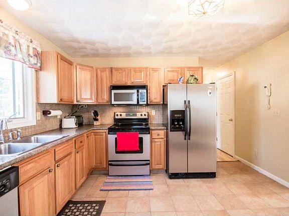 5th image of 38 Basswood Dr