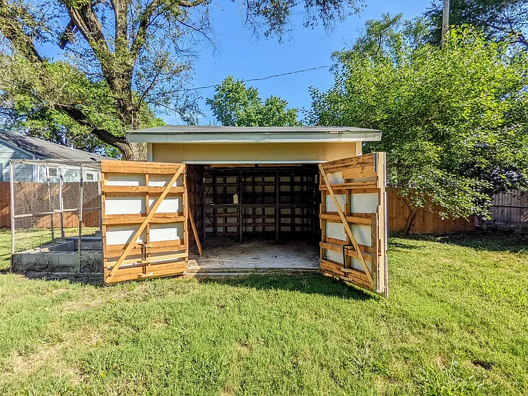 7223 Beverly St — Photo 37