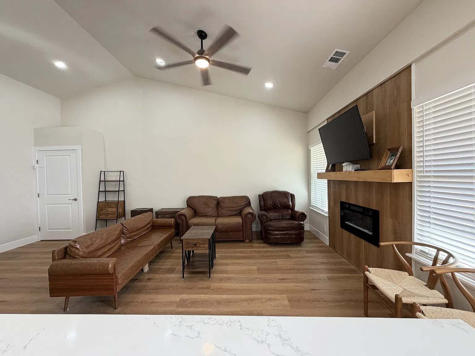 6 bed, 1735 sqft, $4,800 — Photo 2