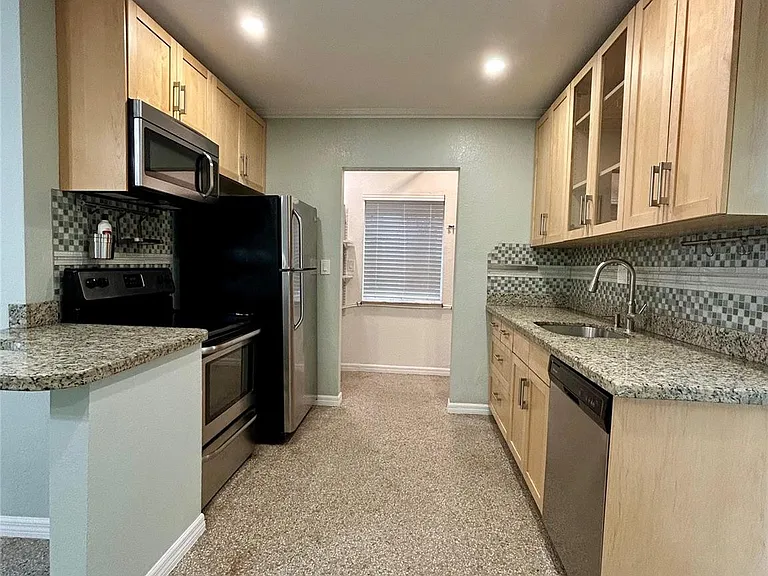 5950 NE 6th Ave — Photo 5