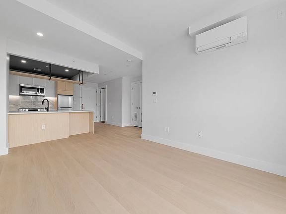 5th image of 77-63 Vleigh Pl #416